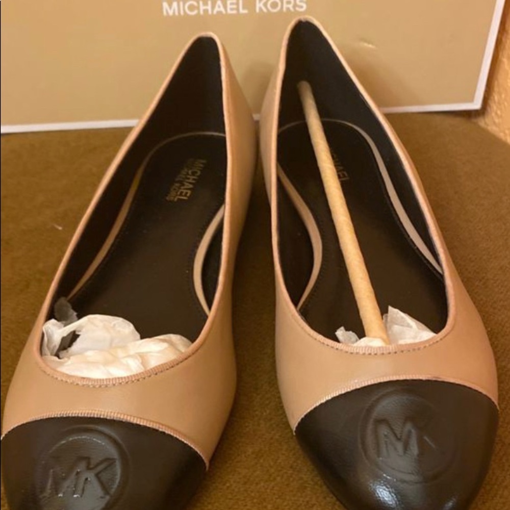 MICHAEL KORS BLACK and nude LEATHER FLATS SZ.5M